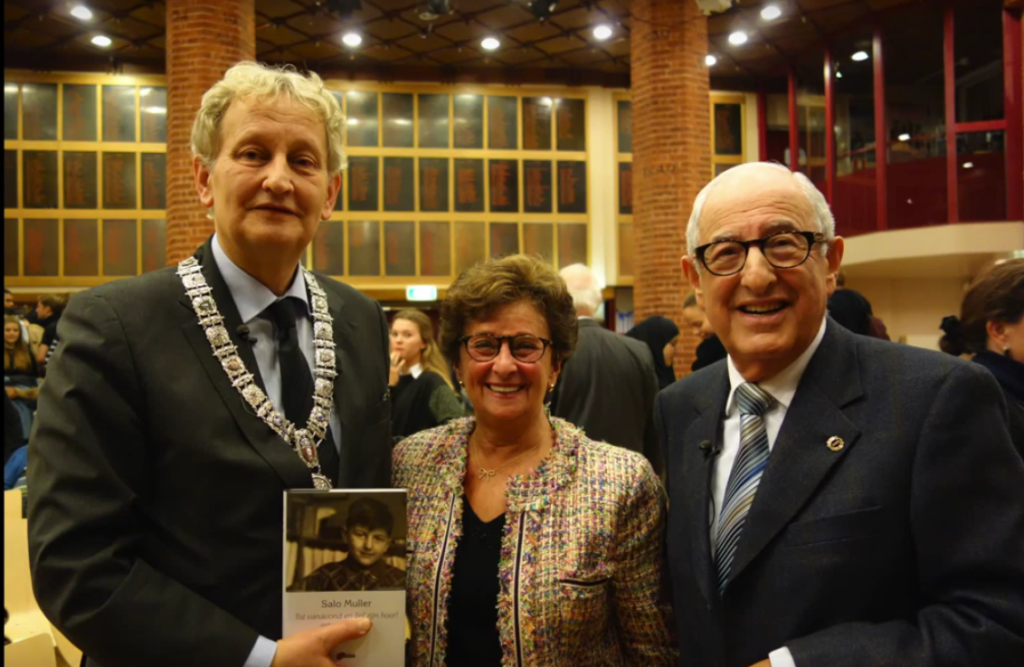 Eberhard van der Laan with Salo Muller's book